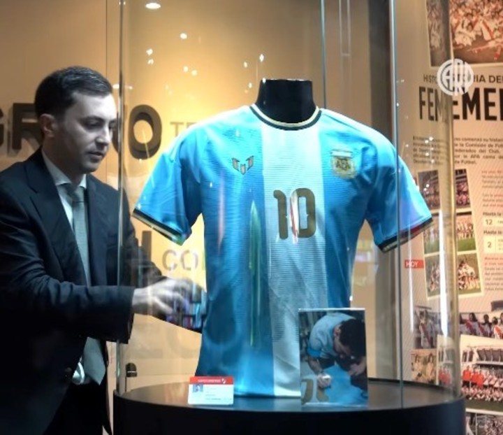 La camiseta que dejó Lionel Messi para el Museo River (Prensa River).