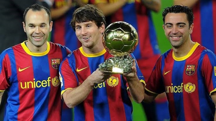 Messi, Iniesta y Xavi con el Balón de Oro 2010.