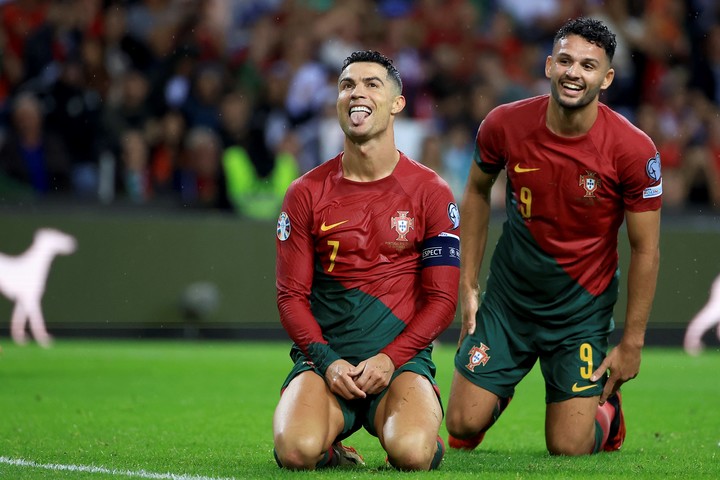 Cristiano Ronaldo y Goncalo Ramos en la selección. Foto: (AP Photo/Luis Vieira)