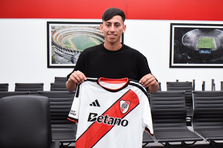 Román Fernández firmó su primer contrato en River.