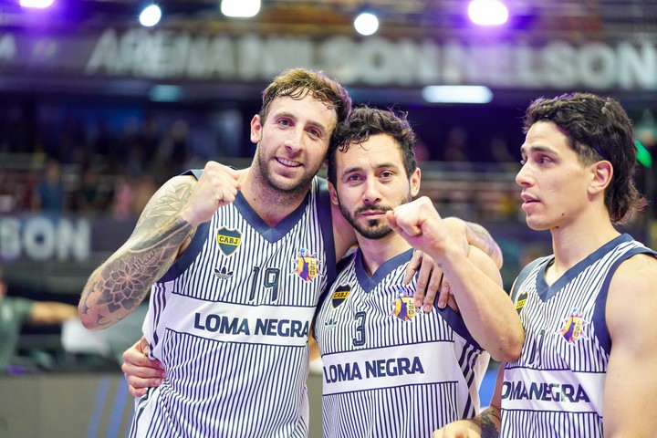 Los jugadores de Boca celebran el triunfo tras cerrar su grupo con puntaje ideal.
(@basquetbocajrs en IG).