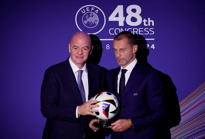 Ceferin con Infantino en el congreso de UEFA. (REUTERS)