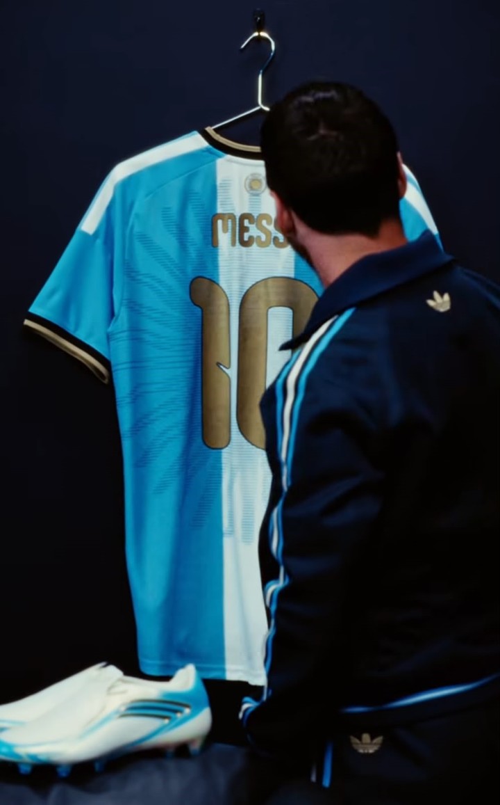 Messi presentó la camiseta que usará en su despedida de la Selección. (Instagram)