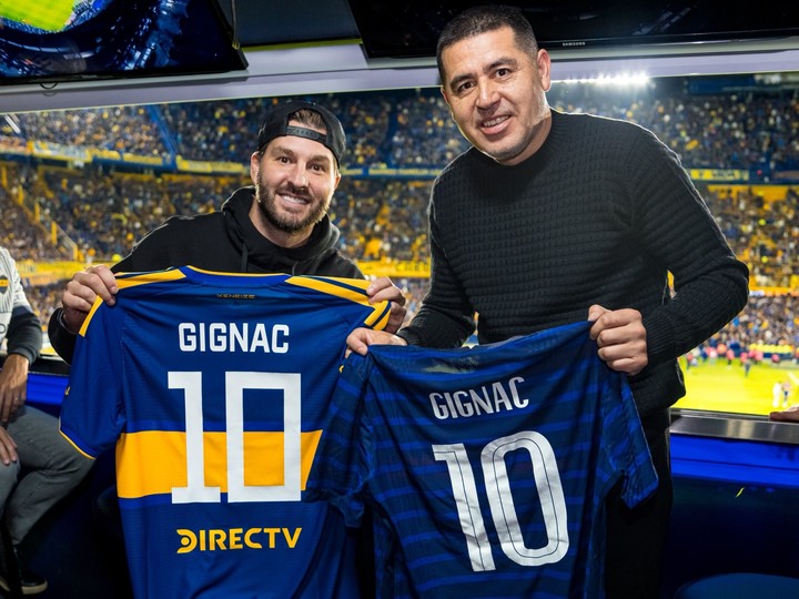 André-Pierre Gignac y Juan Román Riquelme en la Bombonera, en el triunfo de Boca por 3-0 ante Unió (Foto: Prensa Boca).