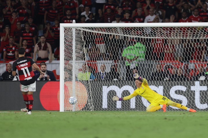 El penal que Muslera le tapó a Paquetá. (Foto: Reuters)