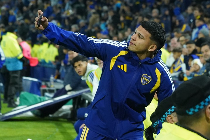 Leonel Flores, a pura foto con los hinchas en la previa del partido ante Talleres (Foto Juano Tesone - CLARIN).