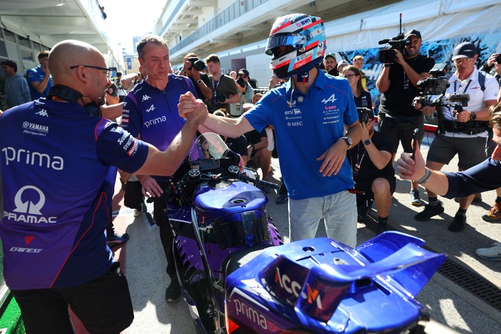 Franco Colapinto con la moto del MotoGP. (REUTERS/Mike Segar)