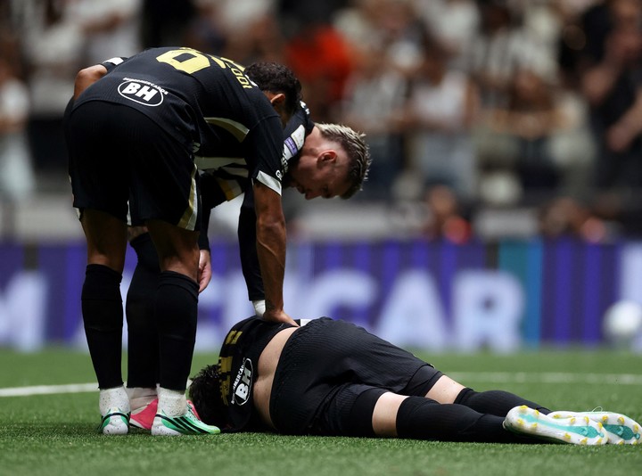 Vitao en el piso tras el choque con Otavio. Debió salir en ambulancia (Reuters). 