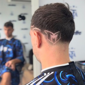 El particular homenaje del Dibu Martínez a Lionel Messi: nuevo look en la nuca para su despedida de la Selección