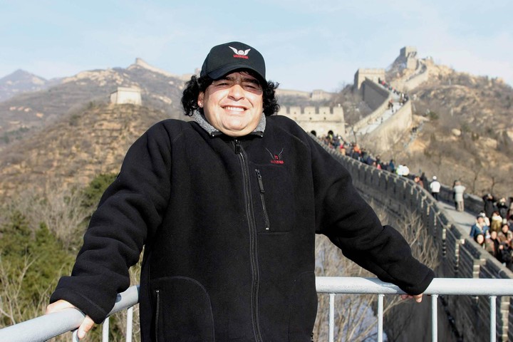 Diego Maradona en la Muralla China. (AP)