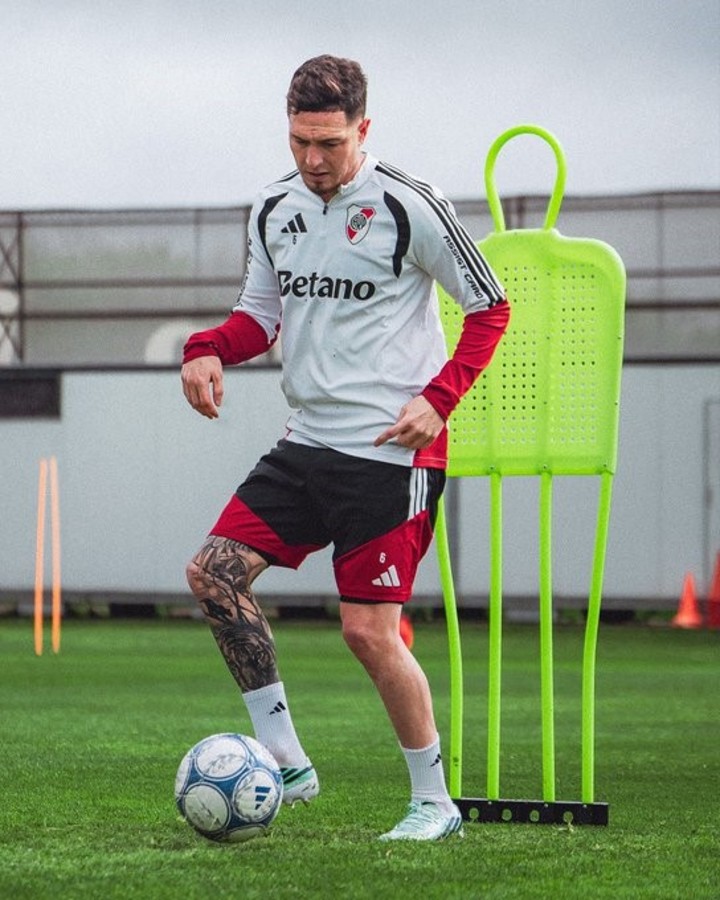 Aníbal Moreno con la pelota en sus pies (Prensa River).