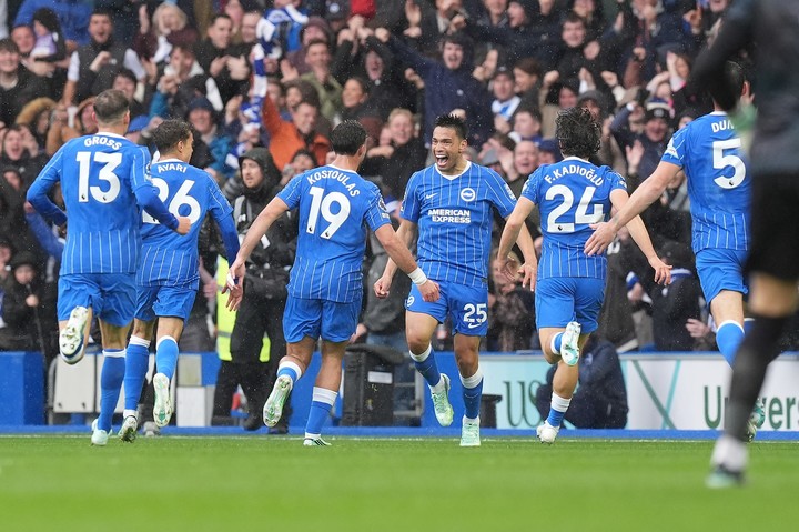 Brighton celebra el gol de Diego Gómez. (Gareth Fuller/PA via AP)
