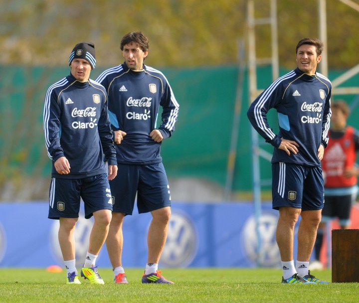 Zanetti con Messi y Milito en una vieja práctica.