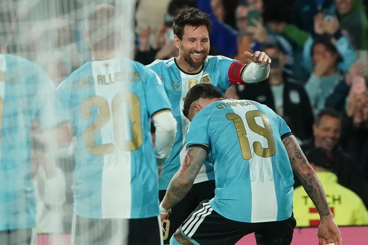 Centro desde la izquierda de Lionel Messi y gol de cabeza de Nicolás Otamendi. (Foto Juano Tesone - CLARIN).