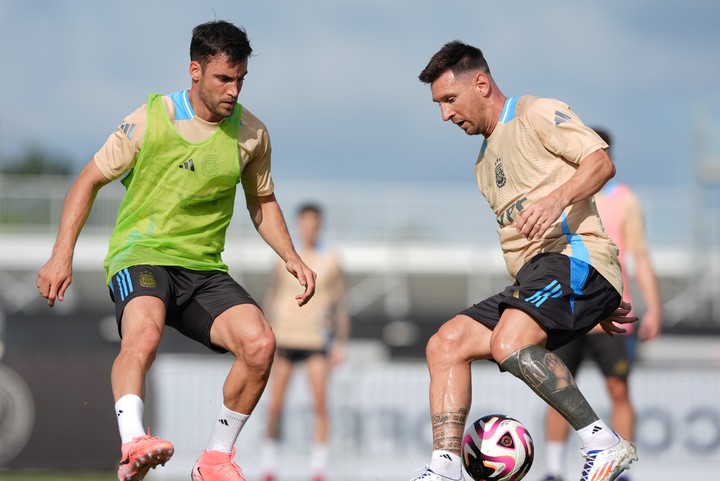 Tagliafico y Messi. Foto: prensa AFA.
