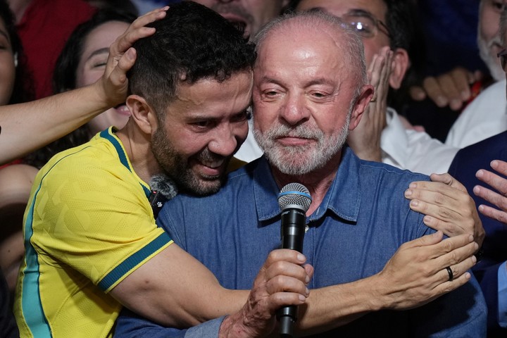 Lula habla como el viejo-nuevo presidente de Brasil (AP).