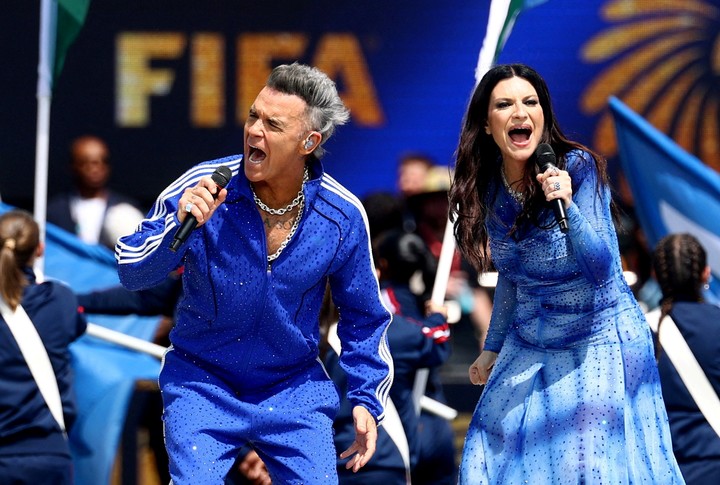 Robbie Williams y Laura Pausini en la apertura del Mundial 2026 (REUTERS/Kai Pfaffenbach).