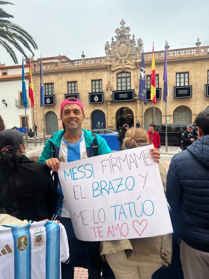 Parrondo y su cartel para Messi. Cumplió (@daniparrondo).