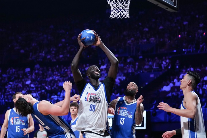 Tacko Fall, uno de los pívots más altos en la historia de la NBA (AP Photo).
