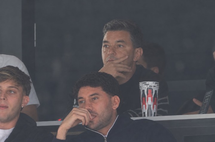 Gallardo, en el Monumental como hincha (Imagen TV mejorada con IA).