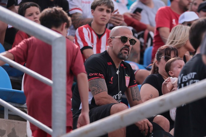 Verón en la tribuna, con la gente.
EFE/ Luciano González