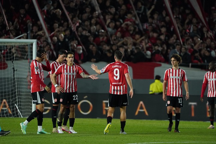 Estudiantes ante Flamengo (Juano Tesone).