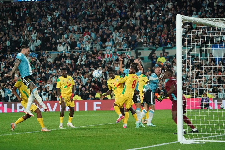 Centro desde la izquierda de Lionel Messi y gol de cabeza de Nicolás Otamendi. (Foto Juano Tesone - CLARIN).