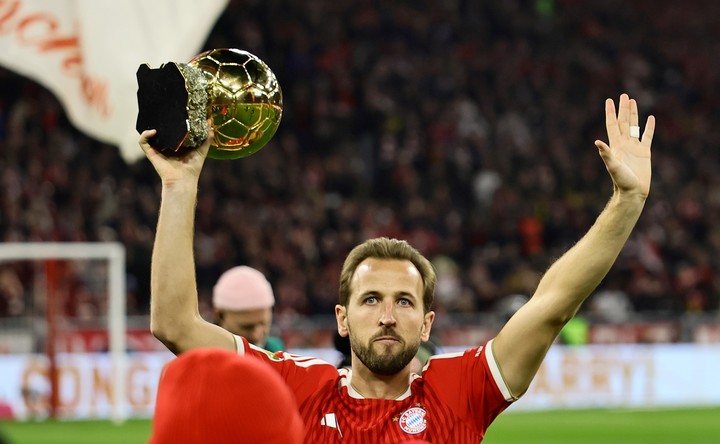 Harry mostró el Balón de Oro. (EFE)