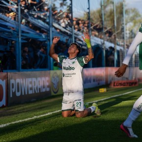 De casi perder una pierna a ser la gran amenaza de River: la historia de Junior Marabel, goleador de Sarmiento 