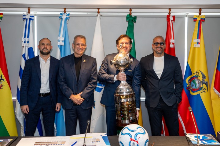 Verón junto a Alejandro Domínguez, presidente de Conmebol.