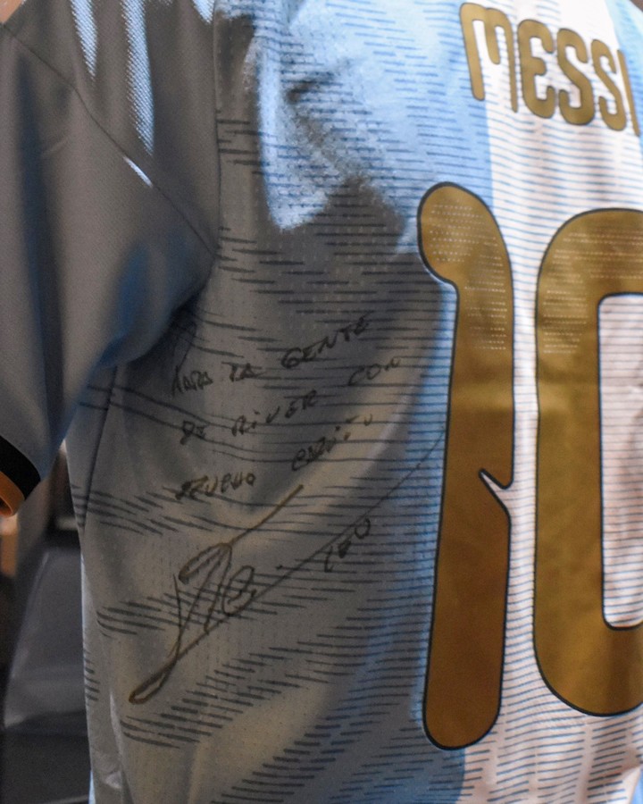 La firma de Messi "para la gente de River, con mucho cariño" (Prensa River).