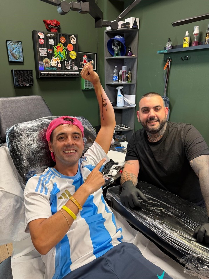 Parrondo recibió el autógrafo de Messi y se lo tatuó (@daniparrondo).