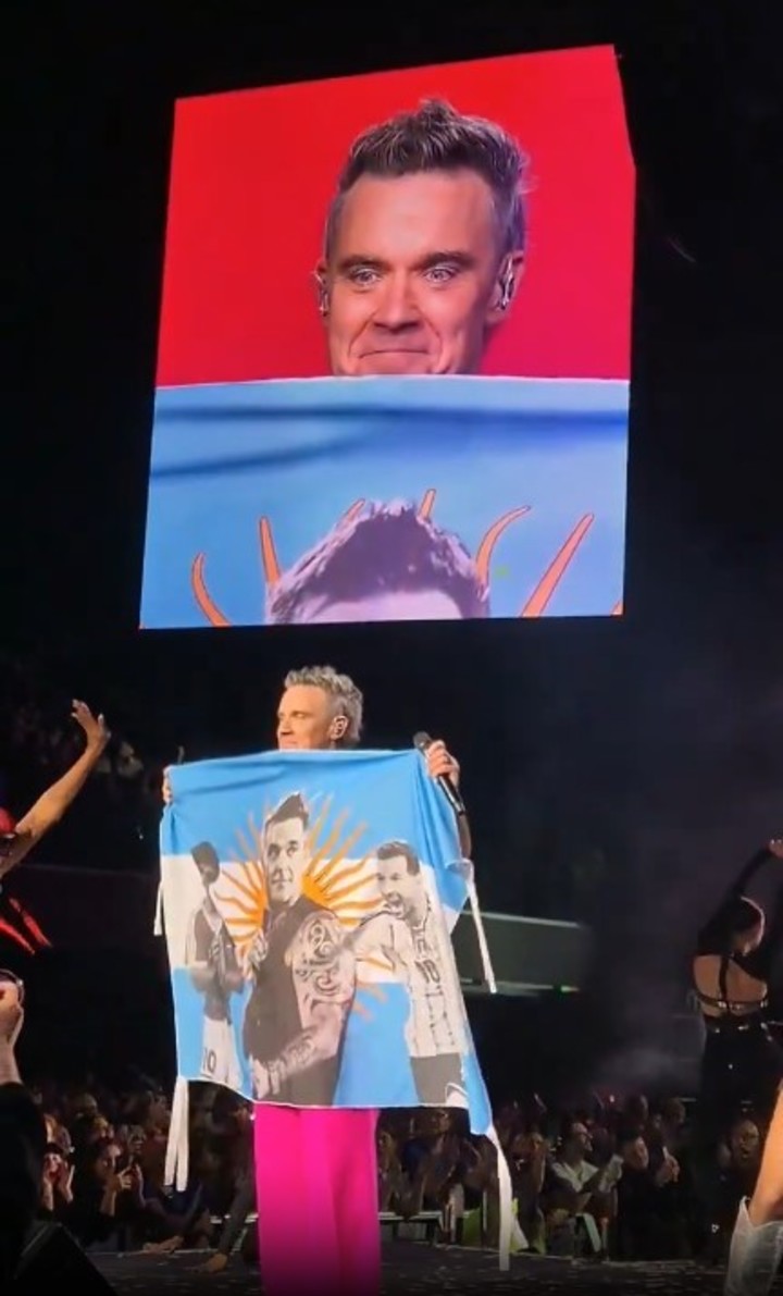 Robbie Williams mostró una bandera con Maradona y Messi.