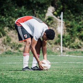 La historia de Jonathan Spiff, el goleador de padre nigeriano citado a la Reserva de River 