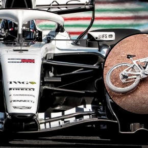 Un piloto de F1 está viajando en bicicleta hasta la próxima carrera