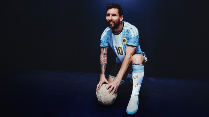 Messi y su camiseta especial para la despedida.