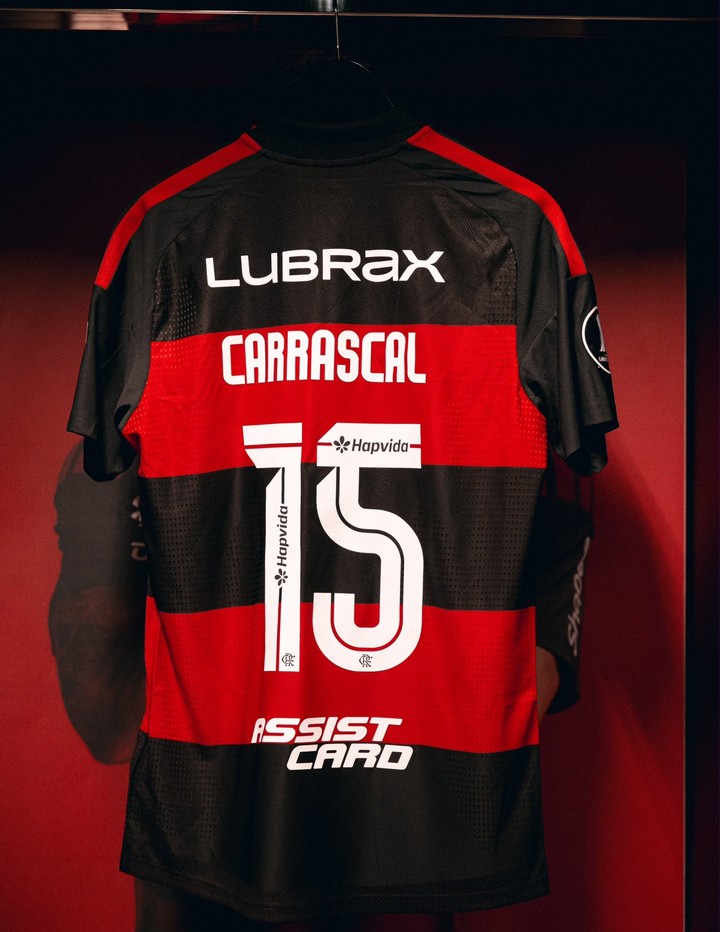 Con la titular: todo listo en el vestuario de Flamengo en el Maracaná.