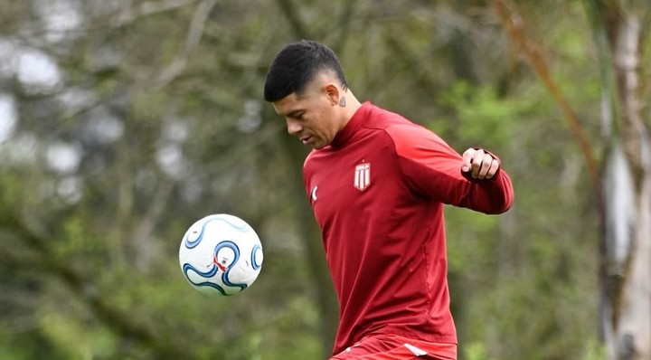 Rojo no podrá jugar el certamen internacional, todavía.