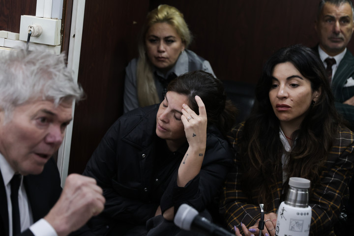 Dalma Maradona y Gianinna Maradona, y Verónica Ojeda atrás, presentes en el comienzo de los alegatos en el juicio por la muerte de Diego Armando Maradona (Foto: Francisco Loureiro).