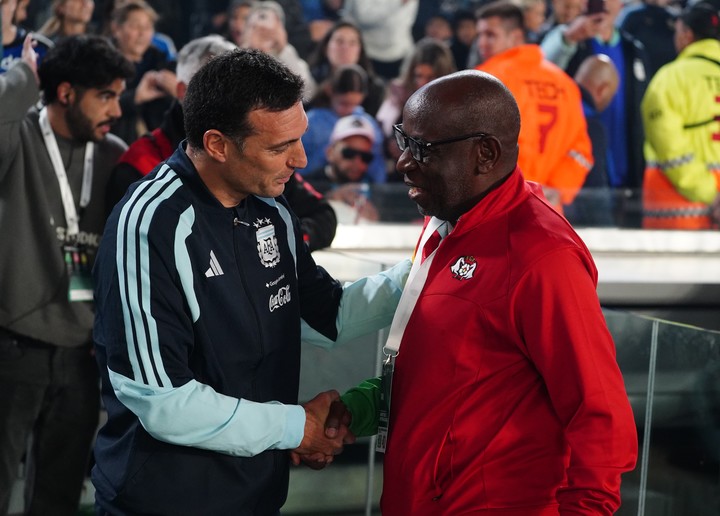 Lionel Scaloni saluda a Amir Abdou, técnico de Burkina Faso. (Foto: Marcelo Carroll)