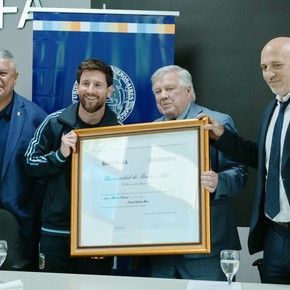 Especial reconocimiento de la UBA a Lionel Messi antes de su despedida de la Selección Argentina

