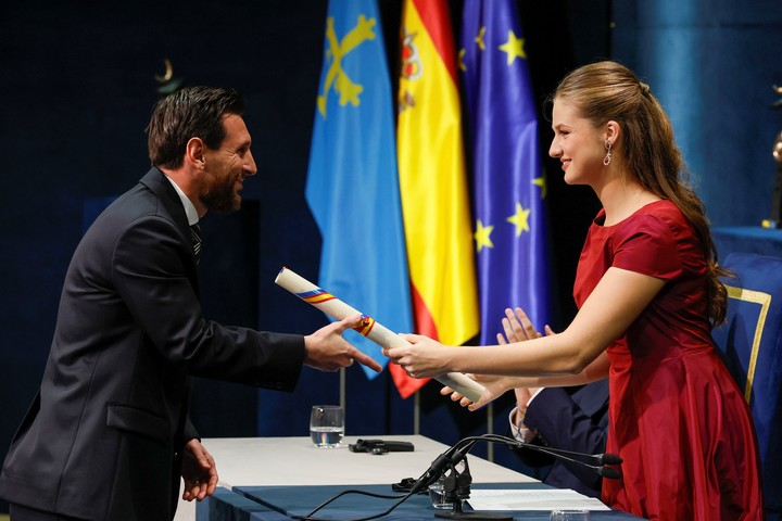 Messi recibiendo el Premio Princesa de Asturias de los Deportes. (EFE/)