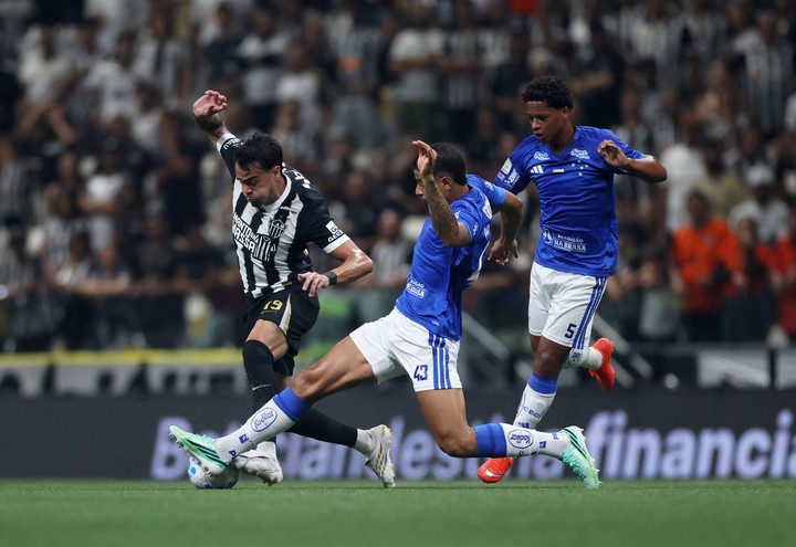 Reinier ante Joao Marcelo y Ze Lucas (Reuters). 