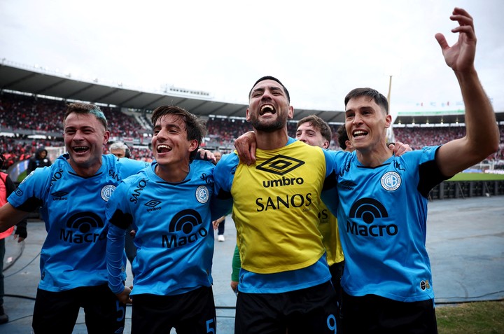 Passerini, con pechera, en los festejos de la final del Apertura. REUTERS.