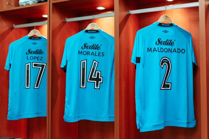 Todo listo en los vestuarios del Estadio Mario Alberto Kempes: ambos equipos van con sus camisetas titulares.