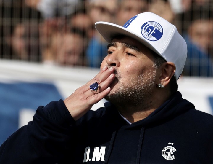 Beso de Diego. (AFP)