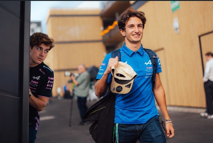 Franco Colapinto junto a Gabriele Minì, quien manejó su Alpine este viernes en la FP1 de México.