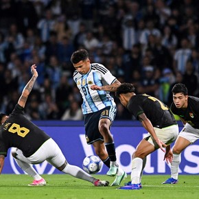 Leo Flores: debut en la Selección, diez minutos de pura gambeta y casi primer gol