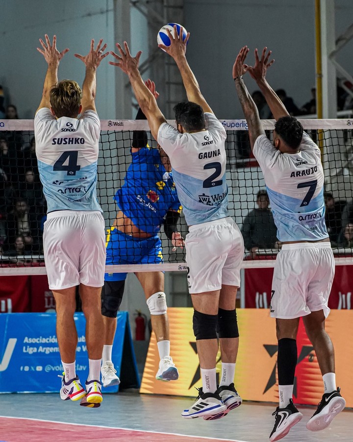 Ciudad salta a bloquear un ataque de UPCN durante el triunfo de Muni en la final de la Supercopa.
(@VoleyACLAV en X).