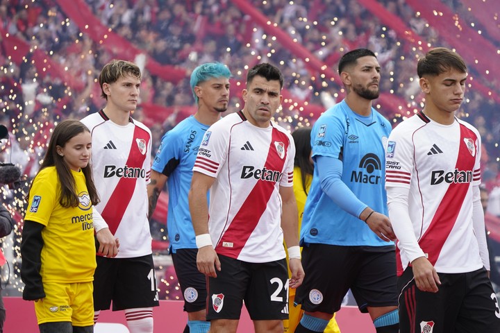 River y Belgrano saliendo a la cancha para la final del Apertura (Fernando de la Orden).